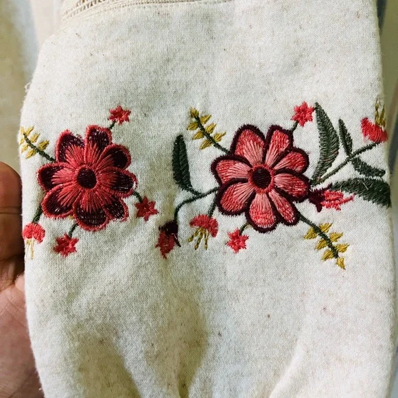 Juelle sweatshirt with embroidery on arms ! Hidden pockets - Picture 4 of 7